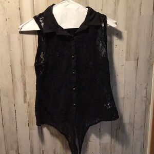 Blouse Lace sleeveless By Charlotte Russe ￼size XS